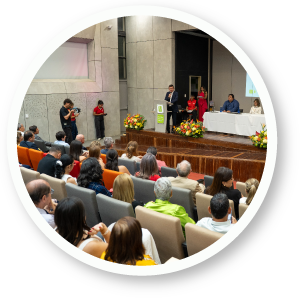 Fotografía de una asamblea en el auditorio de Ciencias